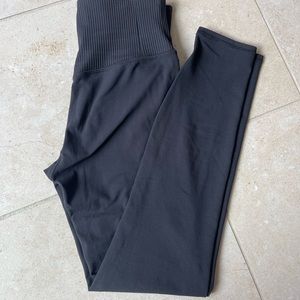 NWOT Vuori Rib Studio legging